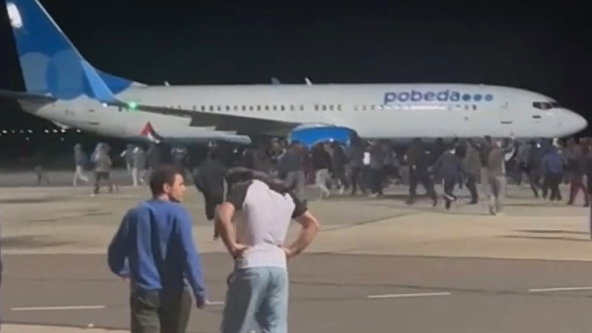 Rozzuřený dav protestujících vtrhl na letiště v Machačkale. Mezi cestujícími hledal Židy (29. 10. 2023). 