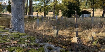 Hrůzný nález zavražděné cizinky na hřbitově v Pohoří. Kde se tělo vzalo v Česku, není jasné