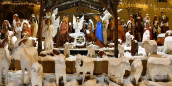 Adventní trhy v Brně: Obří dřevěný betlém, kluziště a vánočně nazdobená šalina