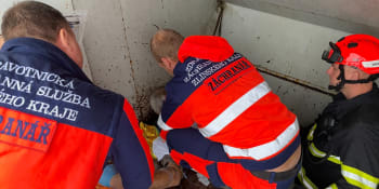 Drama v Uherském Hradišti: Muže uvěznil lis na papír, záchranáři použili utišující léky