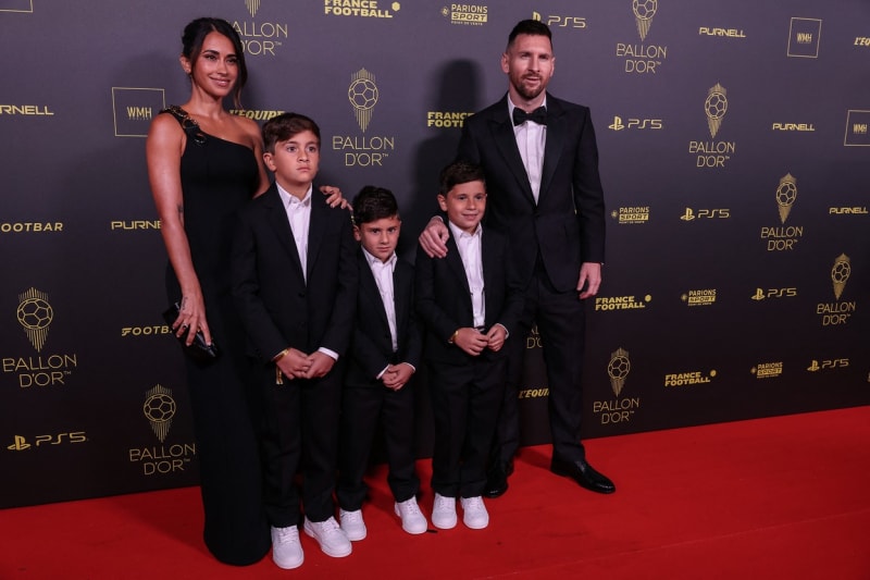 Messi se svou rodinou na slavnostním ceremoniálu předávání Ballon dOr v Paříži v roce 2023.