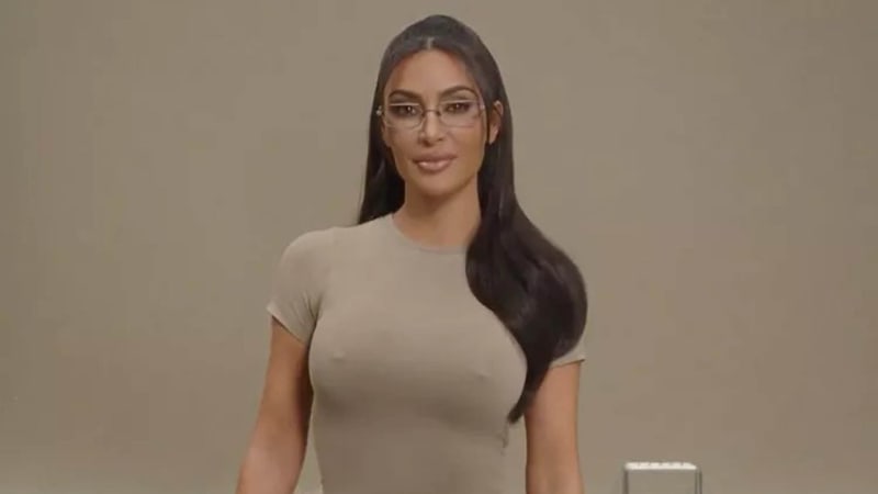 Kim Kardashian představila podprsenku s bradavkami. Revoluční novinka rozdělila fanoušky