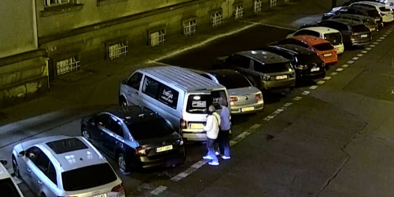 Zahraniční gang vykradačů aut si po Praze pomáhá rušičkami. 