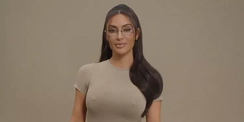 Kim Kardashian představila revoluční podprsenku s bradavkami.