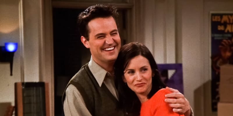 Matthew Perry a Courteney Cox jako Chandler a Monica.
