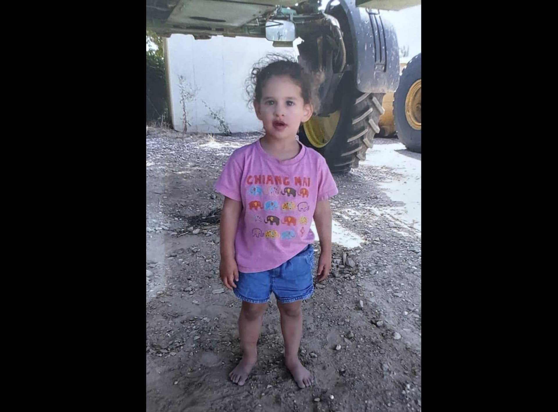 Tříletá Abigail, jejíž rodiče teroristé Hamásu zavraždili. Ji samotnou vzali do zajetí.