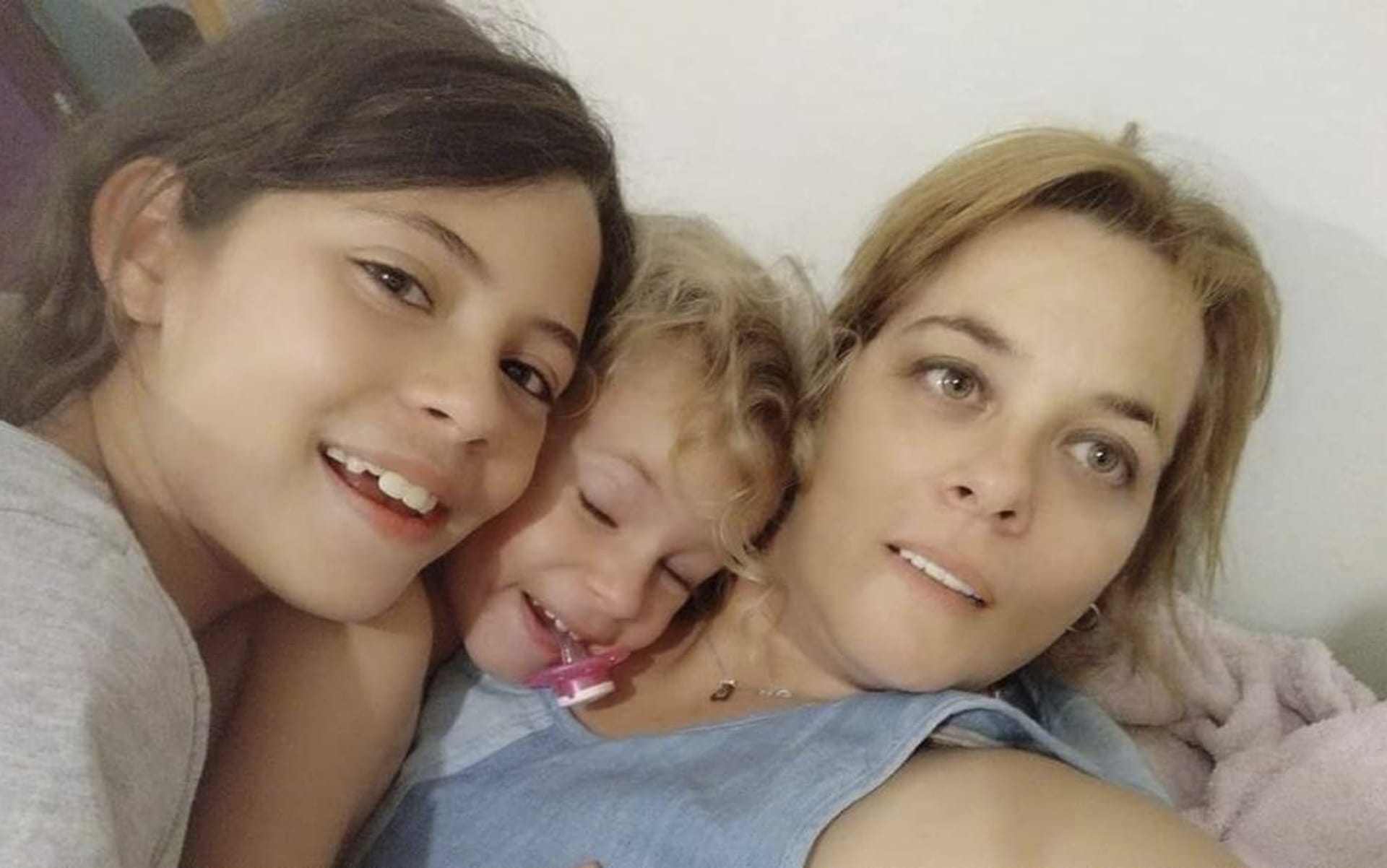 Matka Maayan se svými dnes unesenými dcerami Dafnou a Ellou.