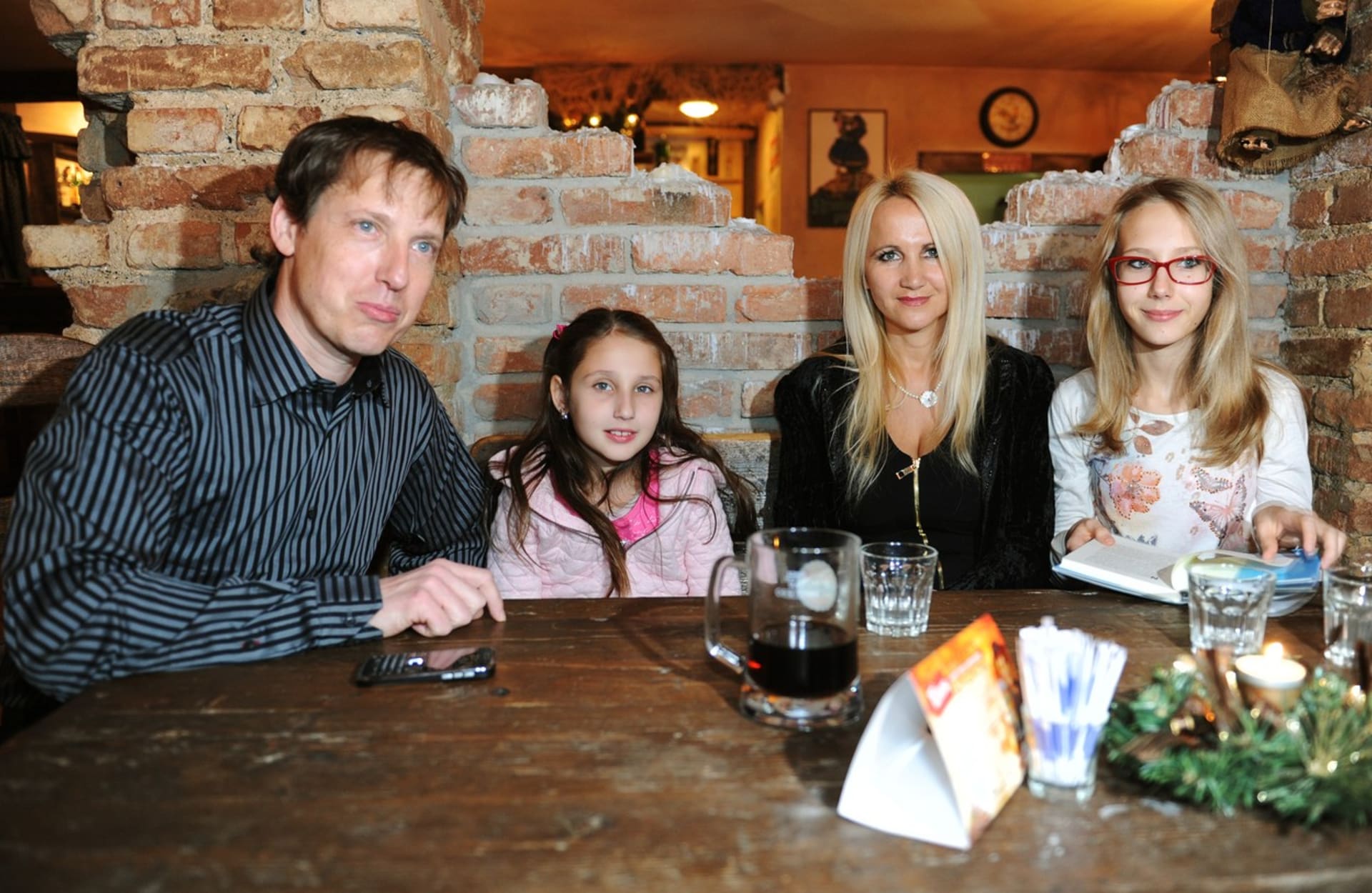 Stanislav Gross se svou rodinou. Manželkou Šárkou a dcerami Natálií a Denisou 