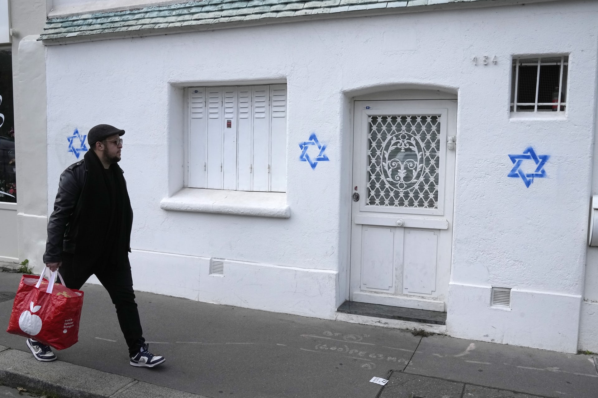 Na domy v Paříži někdo nakreslil Davidovu hvězdu, množí se antisemitské činy.
