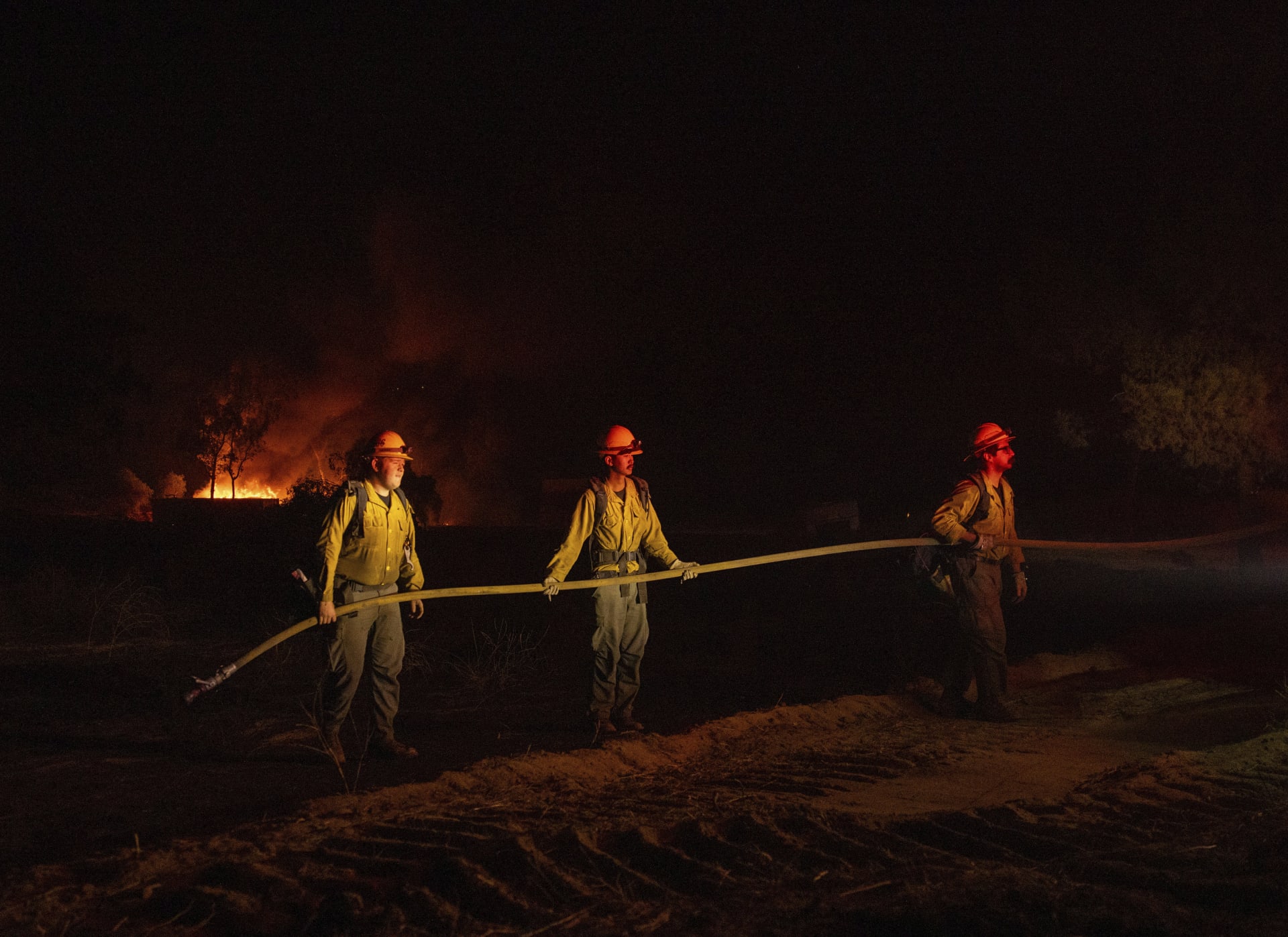 K požáru vyrazily stovky hasičů (30. 10. 2023). 