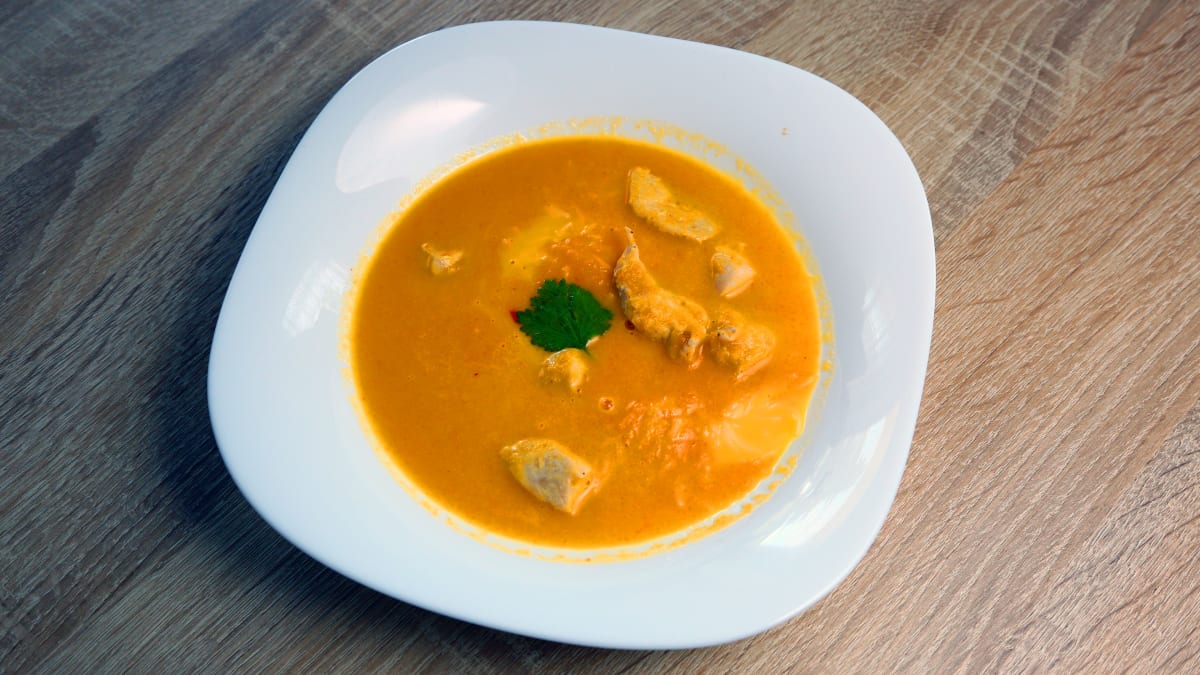 Thajská mrkvová polévka s kuřecím masem a skleněnými nudlemi