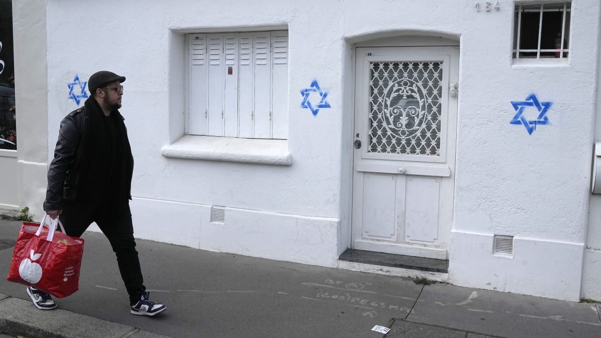 Na domy v Paříži někdo nakreslil Davidovu hvězdu, množí se antisemitské činy.