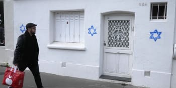 Jako nacisté za druhé světové války. V Paříži někdo označuje domy Židů, místní mají strach