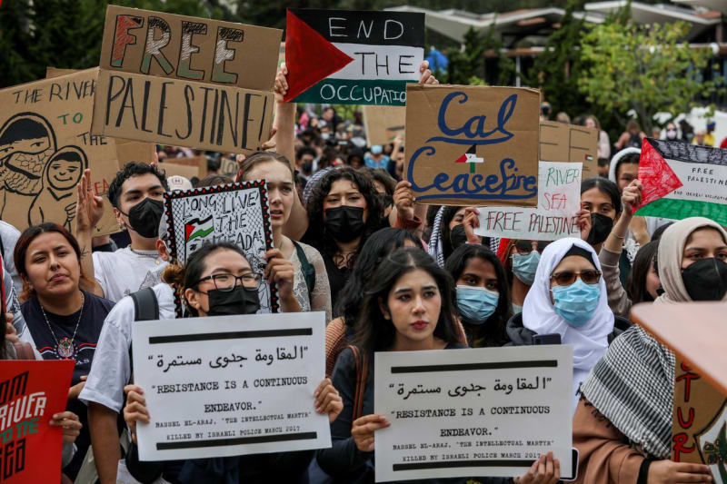 V USA vycházejí do ulic vysokoškolští studenti vyjádřit podporu Palestině. Na akcích znějí často protiizraelská hesla. Jiní naopak hájí židovský stát