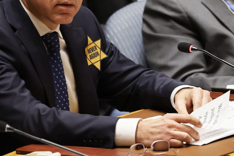 Izraelský velvyslanec při OSN Gilad Erdan si na pondělní jednání Spojených národů připnul na klopu žlutou hvězdu.