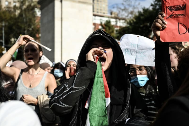 V USA vycházejí do ulic vysokoškolští studenti vyjádřit podporu Palestině. Na akcích znějí často protiizraelská hesla. Jiní naopak hájí židovský stát