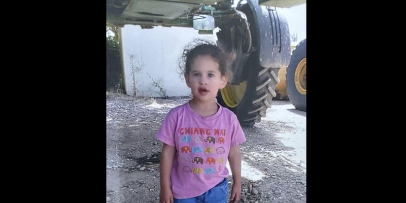 Tříletá Abigail, jejíž rodiče teroristé Hamásu zavraždili. Ji samotnou vzali do zajetí.