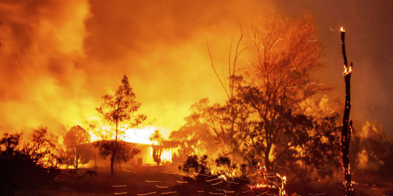 Plameny zachvátily několik budov (30. 10. 2023).