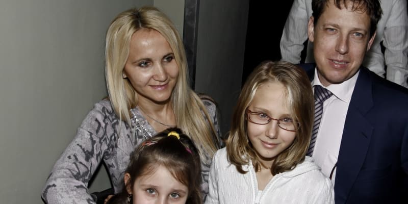 Stanislav Gross se svou rodinou. Manželkou Šárkou a dcerami Natálií a Denisou. 