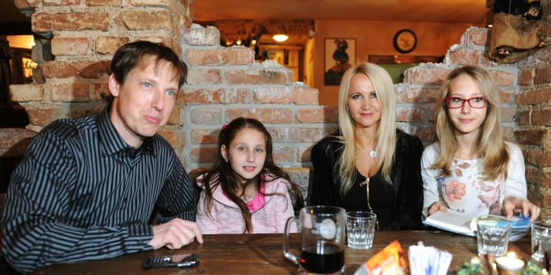 Stanislav Gross se svou rodinou. Manželkou Šárkou a dcerami Natálií a Denisou 