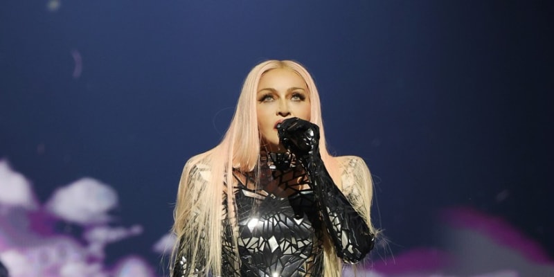 Madonnu ve stříbrném body, které měla během koncertu v Londýně, přirovnal k mravenci. 