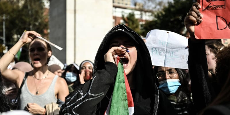 V USA vycházejí do ulic vysokoškolští studenti vyjádřit podporu Palestině. Na akcích zní často protiizraelská hesla. Jiní naopak hájí židovský stát.