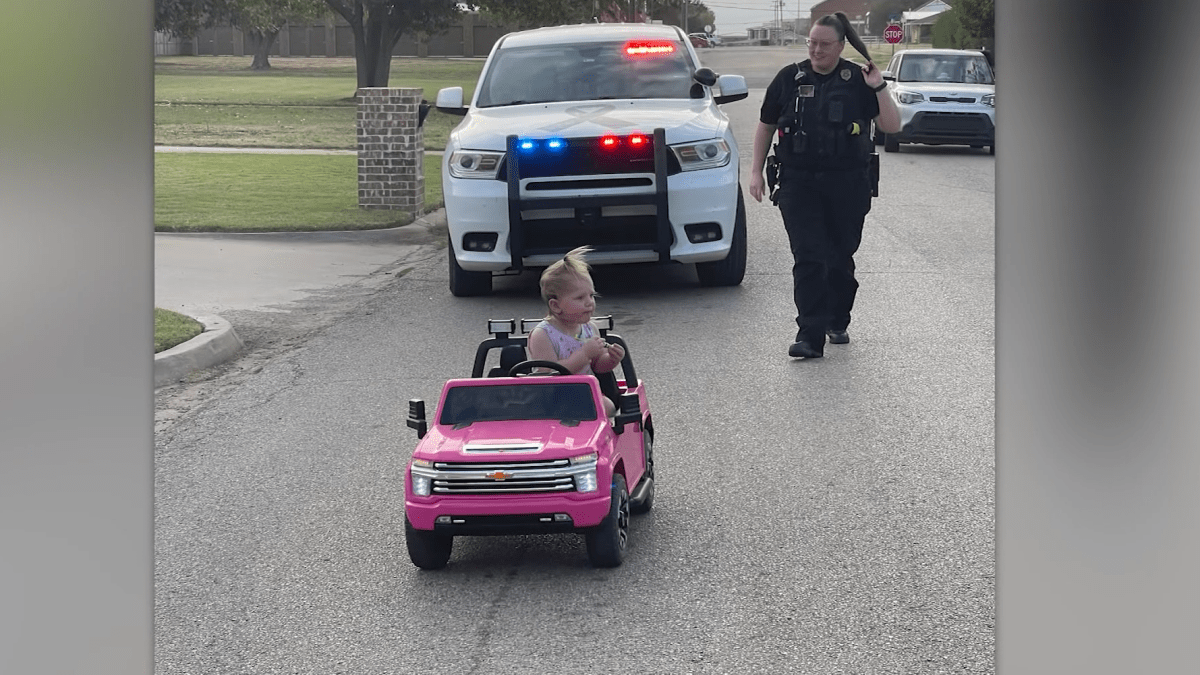 Policisté zastavili dvouletou holčičku v elektrickém autíčku.