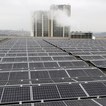 Solární panely na střeše Kongresového centra v Praze