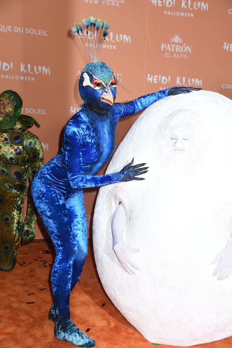 Heidi Klum šla za páva, její partner Tom Kaulitz se převlékl za paví vajíčko.