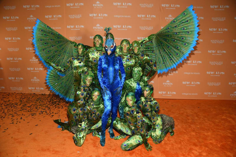 Heidi Klum v převleku páva, součástí jejího kostýmu byli i tanečníci z Cirque Du Soleil.
