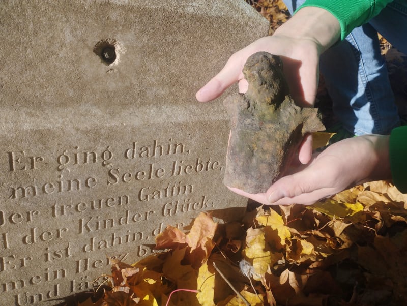 Německý hřbitov v Krnově-Chomýží chtěla radnice brutálně zlikvidovat. Nyní ho obnovuje iniciativa Zachraňme Chomýž, kterou založili Martin Chalupa a Matěj Plaček. Na snímku hřbitov před Dušičkami 2023.