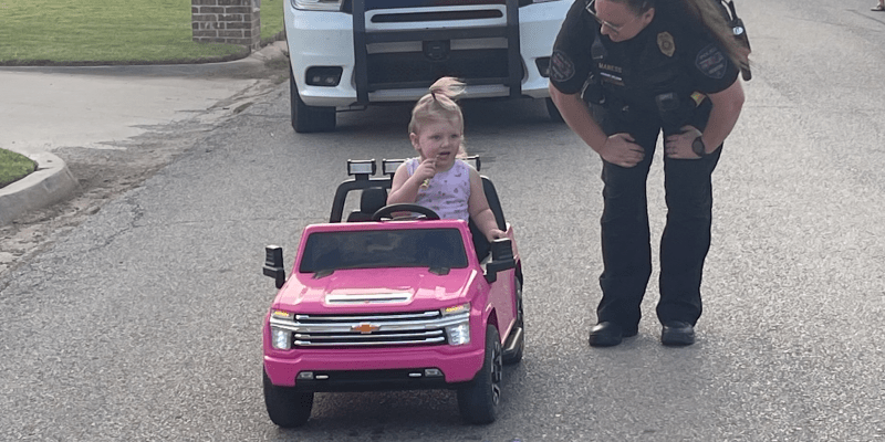 Policisté zastavili dvouletou holčičku v elektrickém autíčku.