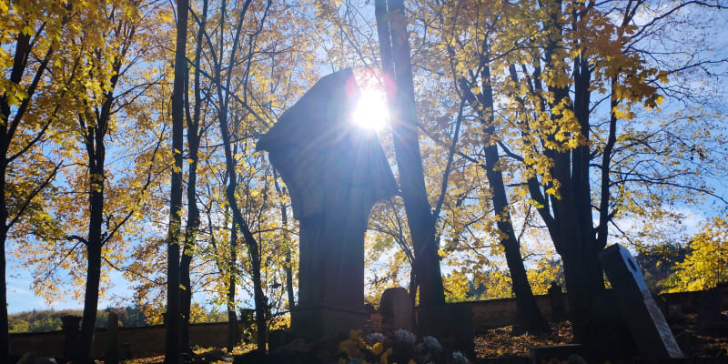 Německý hřbitov v Krnově-Chomýží chtěla radnice brutálně zlikvidovat. Nyní ho obnovuje iniciativa Zachraňme Chomýž, kterou založili Martin Chalupa a Matěj Plaček. Na snímku hřbitov před Dušičkami 2023.