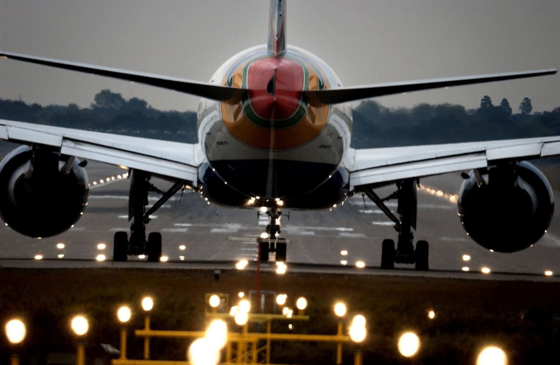 Letadlo British Airways pojíždí po dráze letiště Gatwick