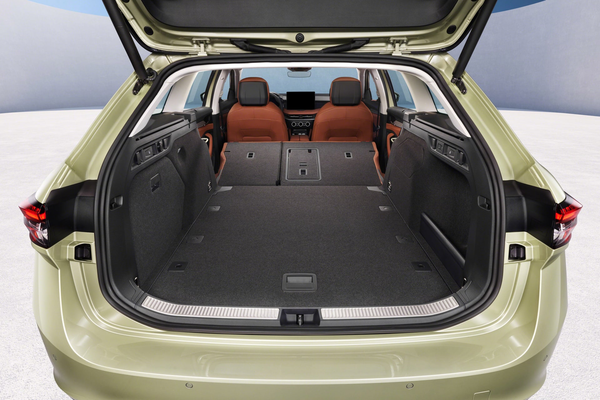 Celkový objem zavazadlového prostoru verze kombi se sklopenými zadními sedadly činí úctyhodných 1 920 litrů.