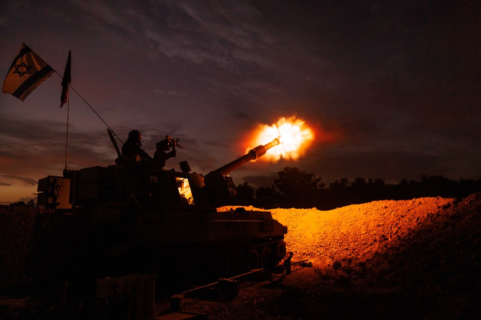 Izraelská armáda pálí směrem na Gazu (31. 10. 2023).