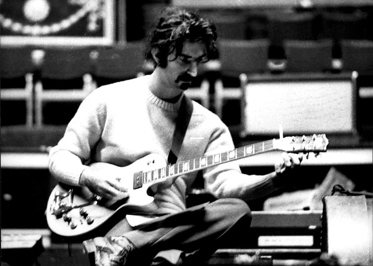 Mezi nejznámější oběti karcinomu prostaty patří geniální muzikant Frank Zappa, který nemoci podlehl v necelých třiapadesáti letech.