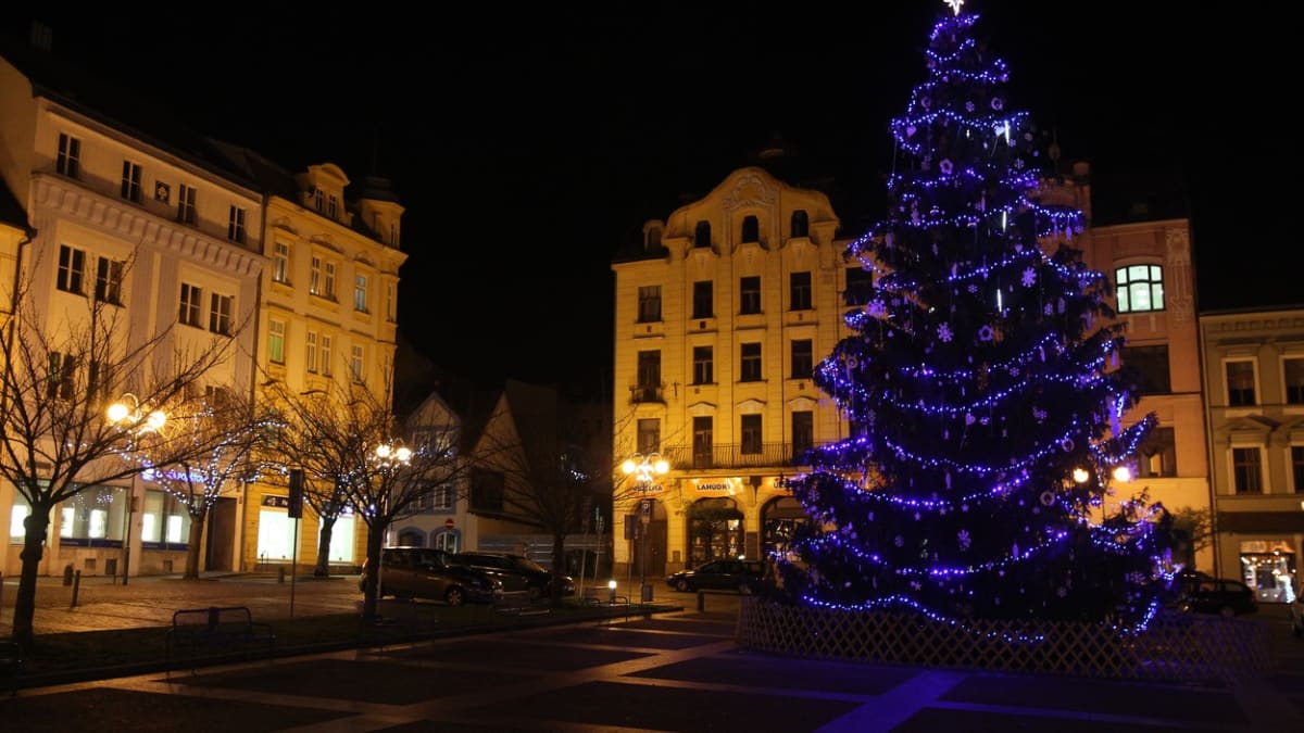 Hlavní vánoční strom stával kdysi na náměstí.