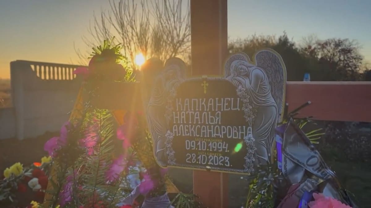 Devítičlennou rodinu měli ruští vojáci zastřelit v jejím vlastním domě. Mezi oběťmi, které ozbrojenci usmrtili ve spánku, jsou i dvě malé děti.