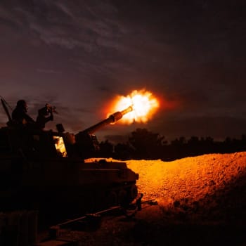 Izraelská armáda pálí směrem na Gazu (31. 10. 2023).