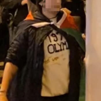 Policie kvůli nápisu na tričku prověřuje ženu ze středeční demonstrace