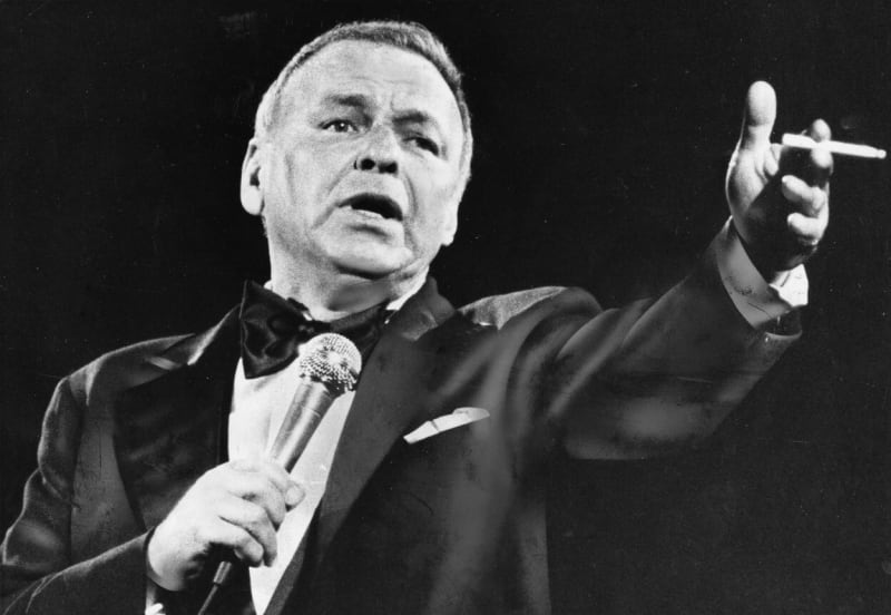 Frank Sinatra na jednom ze svých velkolepých koncertů