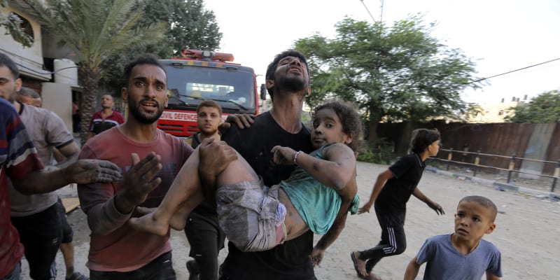 Izrael vybombardoval uprchlický tábor v Pásmu Gazy.