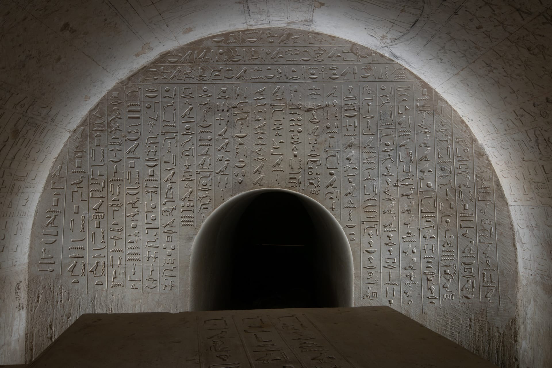 Čeští egyptologové objevili bohatě zdobenou hrobku.