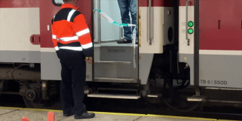 Hororová scéna ve vlaku: Agresor pobodal v kupé studentku, mířil na důležité orgány
