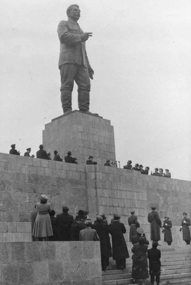 Odhalení Stalinovy sochy v roce 1951