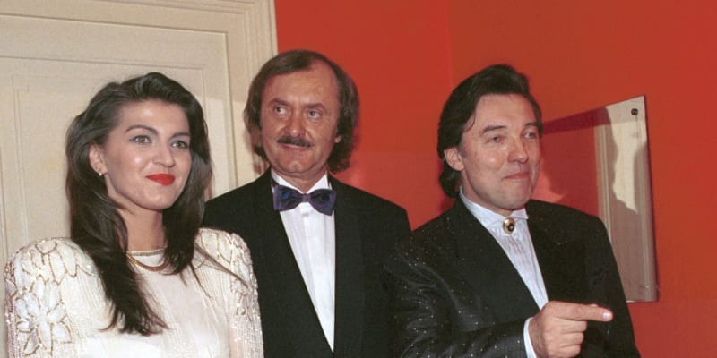 Martina Formanová na snímku s Karlem Gottem a Františkem Janečkem. 