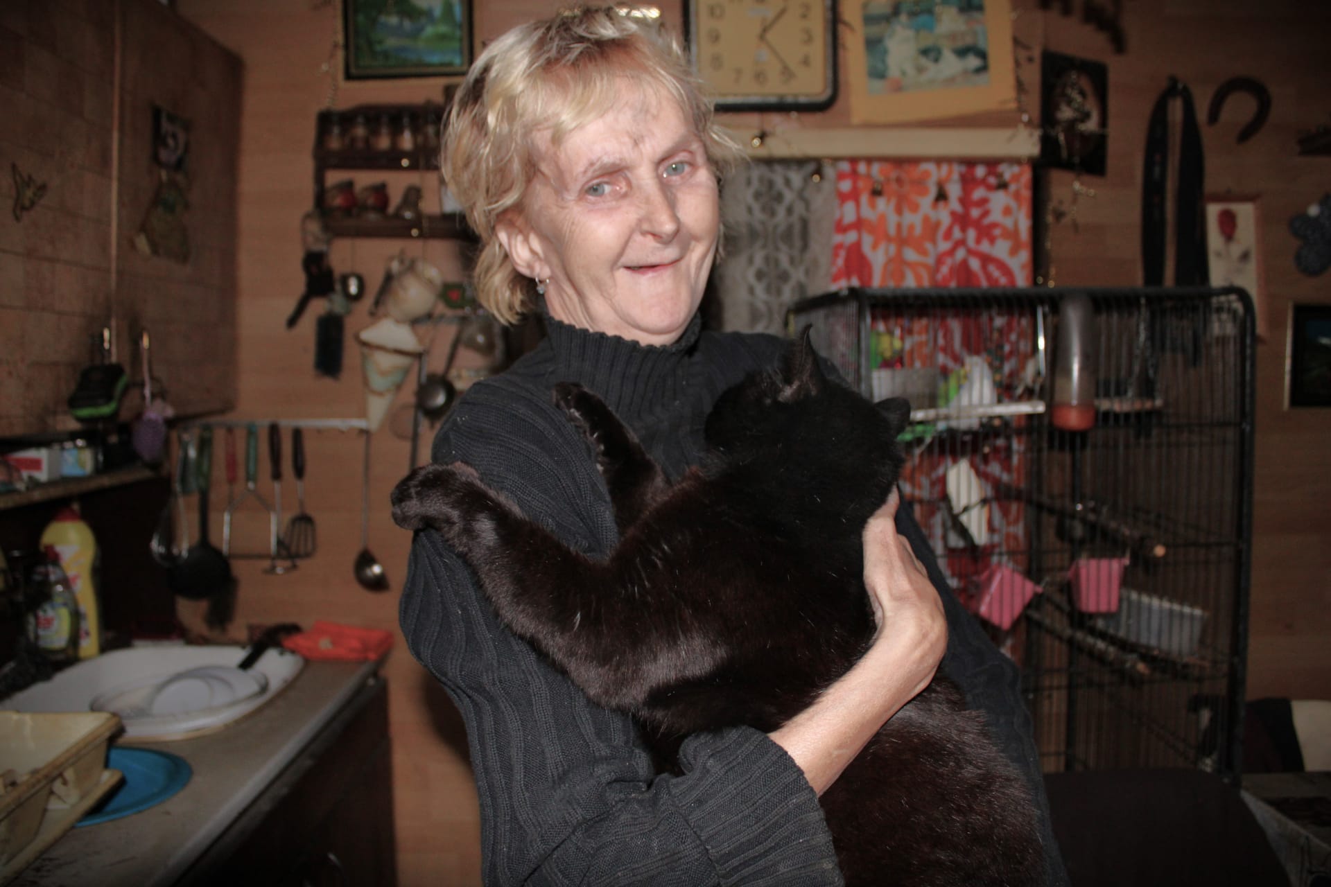 51letá Dagmar Paláková bydlí v garáži s kočkami a andulkami. Teď jim ale do provizorního bydlení prší.