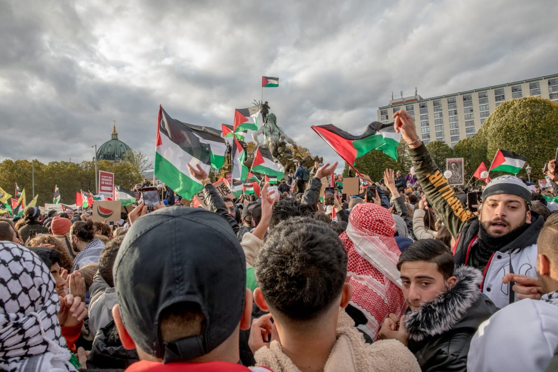 Dav s palestinskými vlajkami se shromáždil na náměstí Alexanderplatz v Berlíně.
