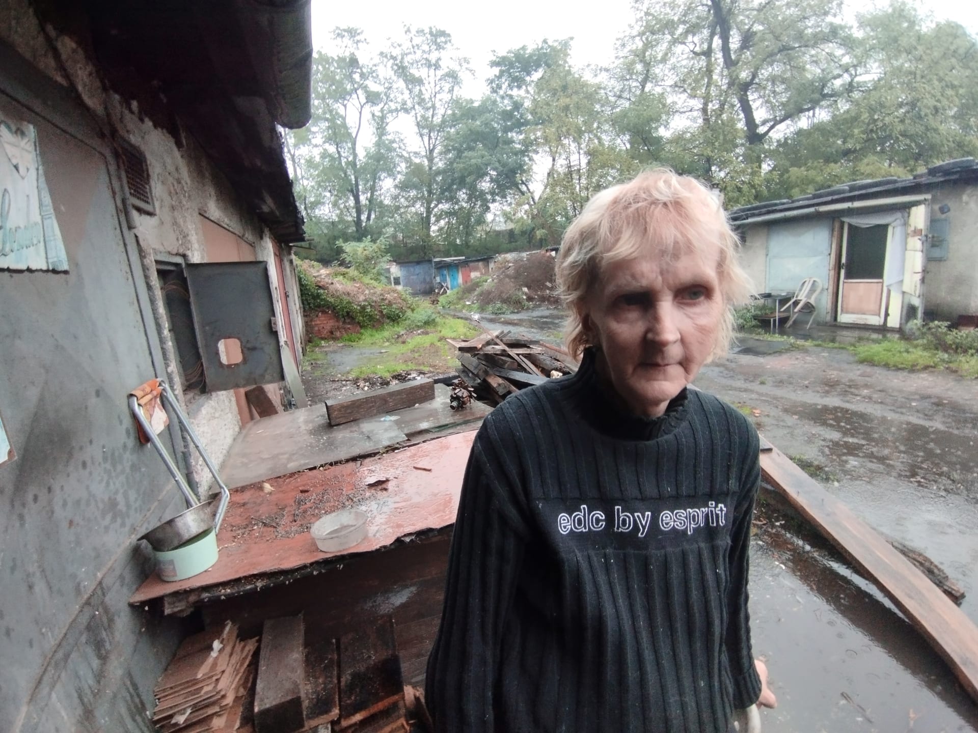 51letá Dagmar Paláková bydlí v garáži s kočkami a andulkami. Teď jim ale do provizorního bydlení prší. 